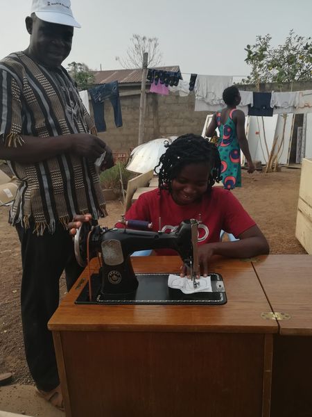 Togo Sylvie an der Nhmaschine 206.jpg